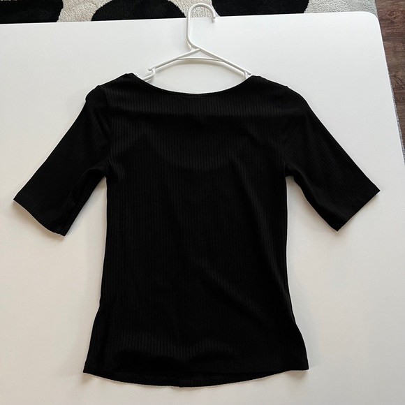 Nice basic top - Picture 3 of 4